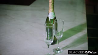 Bruneta Prima DP od Dva Velika Crna Kurca