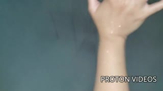 玛丽·红皇后与团队后台亲密淋浴湿身时刻