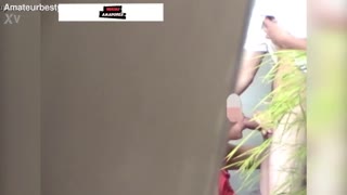 Jeunes adultes baisent en public cachés après s'être fait griller