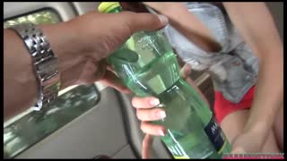 Vozimo se ulicom s divljom grupnom akcijom na autobusu. Dve vatrene brinete se upuštaju s amaterskim momcima u javnosti!