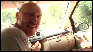 سڑک پر بس پر وحشی گروپ ایکشن کے ساتھ گھومنا۔ دو آگے برونٹس عوامی طور پر اماتور گائز کے ساتھ جوڑتی ہیں!