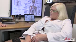 Rijpe Britse volslagen met grote tieten willen harde groepsneuk