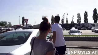 Hej, hoćeš da vidiš MILF Adrijen Kis kako prima veliki kurac napolju?