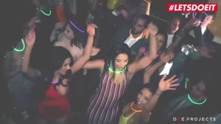 DOE PROJELERİ - (Valentina Nappi, Abella Danger, Vicki Chase) ÇILGIN MILFLER ÇILGINLIYOR!