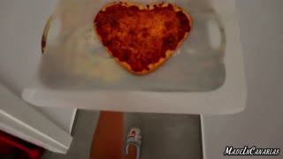 Garota peituda natural quer entregador de pizza e pauzão no dia dos namorados