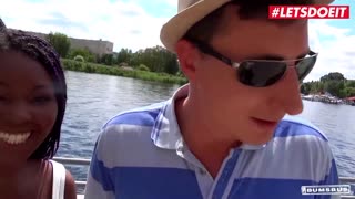 Hei, mtu mwenye hamu anafanya makubaliano na Sunny Star kwa ngono kali ya basi