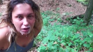 Pogledajte Taj Ogromni Cumshot Pokriva Njezino Lice Iz Javnog Blowjoba