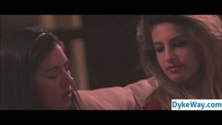 Близначки лезбийки потъват в горещ триъгълник