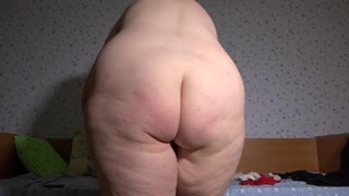 תסתכלו על אישה בשלה חזה ענק מתגרה בגוף עסיסי ומנסה תחתונים במצלמה!