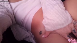 Hej, pogledaj ovu drsku curu kako se dira na putničkom autobusu, bez ikakvog srama