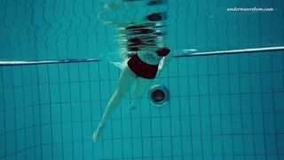 Dashkas enorme pupper hopper mens hun svømmer under vann i bassenget 🏊‍♀️💦