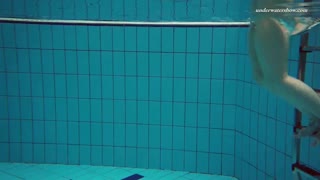 泳池水下达什卡巨乳游泳时疯狂弹跳晃动水花四溅 🏊‍♀️💦