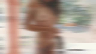 عاهرة تنحني بصديقتها على كثبان الصحراء مع أنطونيو ثلاثي