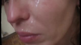 私が友達が出かけている間にベビーシッターと出会って熱いセックスをしたアマチュア動画