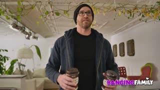 Wanita Muda Nikmati Pertemuan Kasual Dalam Lingerie