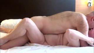 Kuuntele kypsän pullottavan amatööri-MILF:n äänekästä ekstaasi-voihkintaa