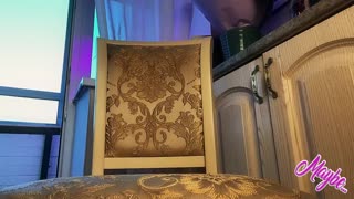 Гей, ти бачив, як Ariana працює з великим ділдо з анальним затичкою? Гаряча штука!