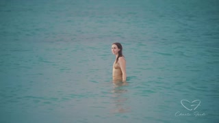 Charlie & Olive Slam Keras di Pantai Video XRED Penuh