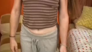 पेटाईट 18+ एमेच्युर स्पिनर हँडजॉबने टिझ करते मग हार्ड पाऊंड होतो