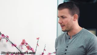 Mát xa Nuru với 2 người mát xa đâm khách hàng Whitney Wright