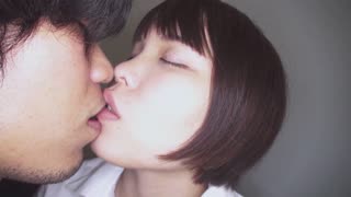 Hej, podívej na tu roztomilou amatérku v uniformě, jak to servíruje! - Sumire Kamogawa