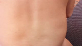 Laia, novata regordeta de 18 años, se pone de pie saboreando una polla gruesa en su debut porno con Victor Bloom