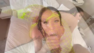 Angela White odbija swoje duże naturalne cyce w busty sesji solo