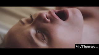 Seksi lezbijske ljubavnice eksplodiraju u divljoj orgazmičnoj groznici