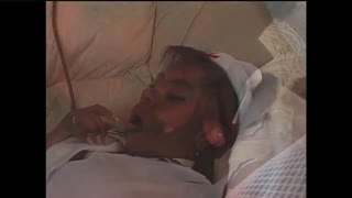 Musta kaunotar sairaanhoitajana antaa hardcorea intensiivisesti doggystylella