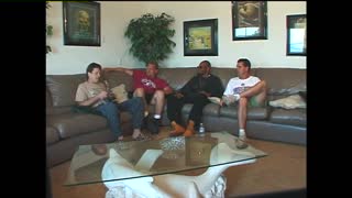 Beleza negra em uniforme branco de enfermeira entrega ação hardcore intensa no estilo cachorrinho