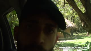 عکس پشت صحنه سشن در ساحل تایرونا باسن زیبا بیرون را نشان می‌دهد