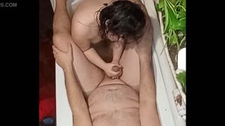 Huora imee munani kurkkuun syvältä vessassa! 18v kurkkuimppa