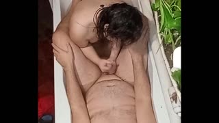 Kurva v kopalnici globoko sesa moj velik kurac 18+ grlo pofukano