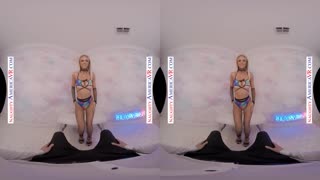 Naughty America - Jazlyn Ray, plavuša s velikim prirodnim sisama, žudi za tvojim dodirom u tijesnom VR akciji. Osjeti njenu mokru želju u čarapama i visokim petama!
