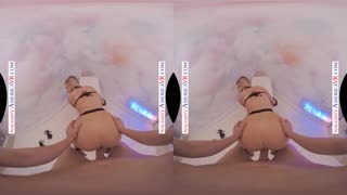 Jazlyn Ray, blonda cu sâni naturali mari, tânjește după tine în VR strâns, simte dorința ei umedă!