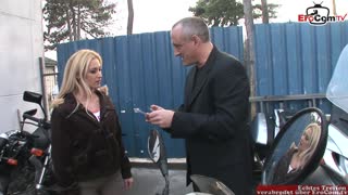 Ξανθές μοντέλα λατρεύουν το αναλ ομαδικό σεξ με στοματική δράση!