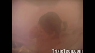 Trixie nastolatka 18+ rozbiera się i szaleje z niegrzeczną zabawą pod prysznicem