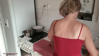 Preko 45 amaterska MILF otvara se široko za intenzivnu kuhinjsku akciju