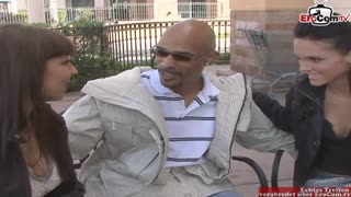 Dwie chude ciemnowłose dziewczyny dzielą wielkiego kutasa w międzyrasowym trójkącie