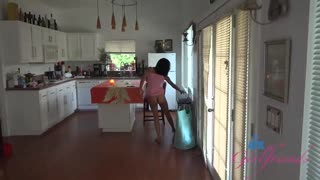 Sakra, podívej se na tohle! roztomilá amatérská holka Alicia Reign s vzpřímenými bradavkami cucá a jezdí na ptáku jako profík!