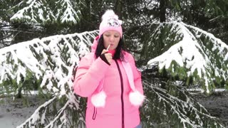 통통한 밀프가 공중 화장실 사용 후 스프루스 근처 야외에서 흡연