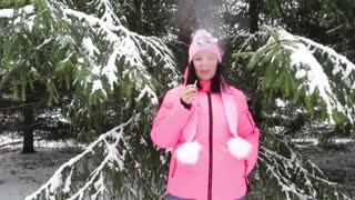 Пълна MILF използва обществена тоалетна, после пуши на открито край ела