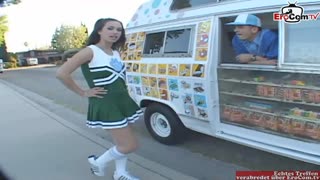 Oh cavolo, sono solo una timida ragazza universitaria bruna di 18 anni che confonde le parole, ma si scatena con le sue piccole tette 18+ in macchina!