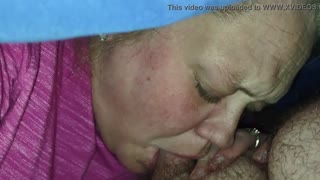 Amatérská manželka klečí a dychtivě sátá mužův pulzující čurák