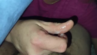 Femme amatrice s'agenouille pour sucer avidement la bite de son mari