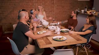 Predogled: Charlie Forde Večerja Se Spremeni V Divjo Grupno Presenečenje