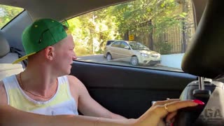 Oye, ¿quieres ver a cuatro tíos follando a una chica caliente en la playa?