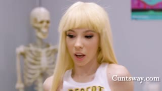 Lekarka Kenzie Reeves leczy lizaniem cipki, nożycami i tryskaniem