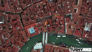 หญิงบลอนด์เล็ก โอลิเวียพูดถึงการผจญภัยทางทวารกับกลืนลึกและขี่