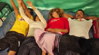 To karer tar bikini-modellen Shathi Khatun hardt med Hanif, Shapan Pramanik og Rumpa Akter i dampende firer